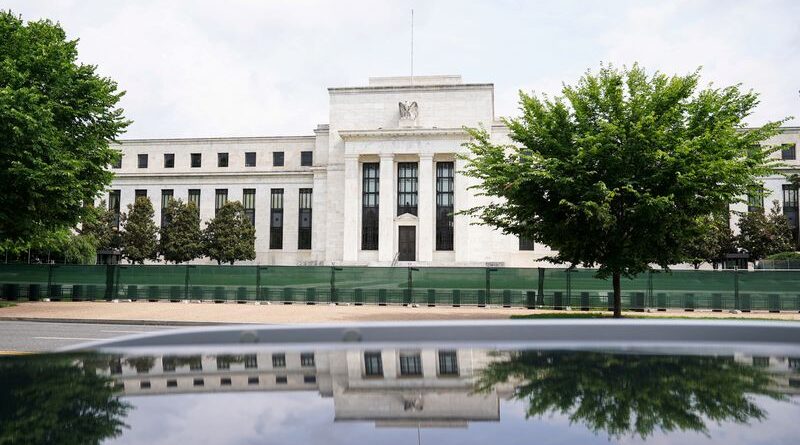 © Reuters. FILE PHOTO: The exterior of the Marriner S. Eccles Federal Reserve Board Building is seen in Washington, DC, US, June 14, 2022. REUTERS/Sarah Silbiger/File Photo